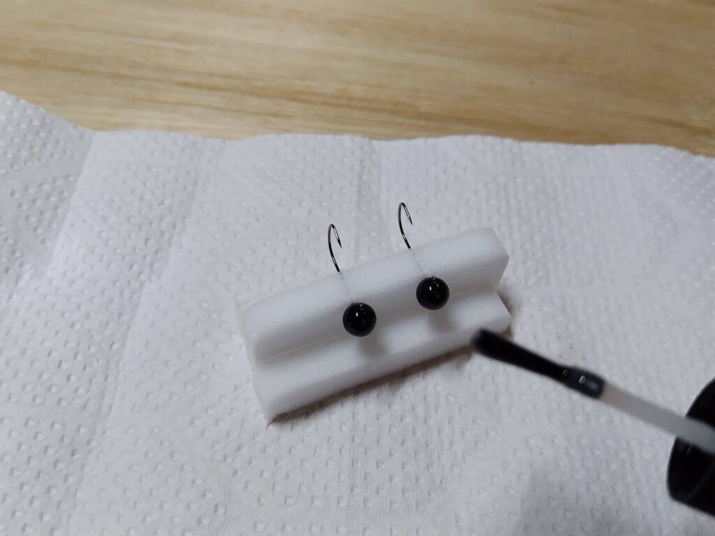 ジグヘッドにUVレジンを塗布