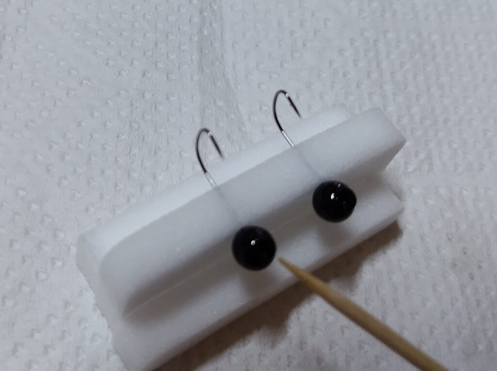 つまようじを使用しスリットにUVレジンを流し込む