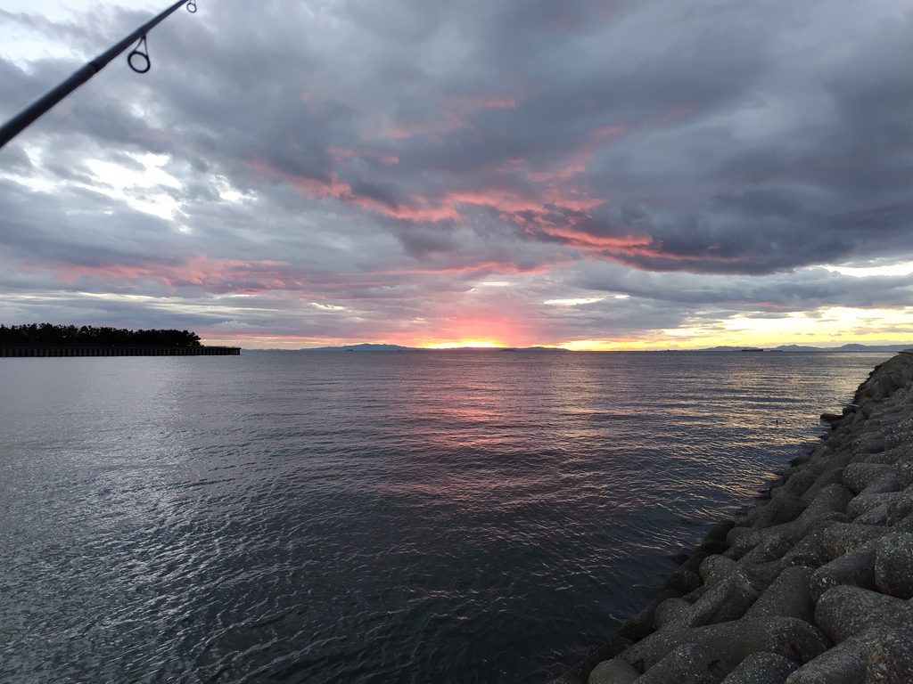 PEにシュッ！の実釣テストを行った夕焼けの釣り場風景