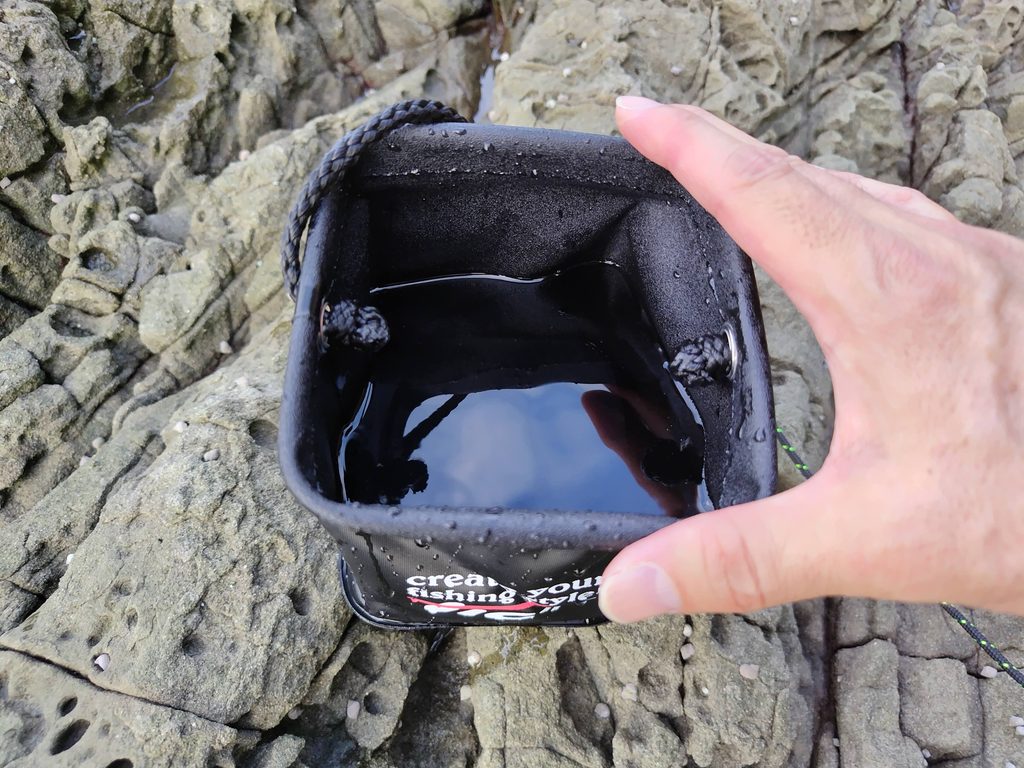 海水を汲んだティクト マイクロバケツ（片手サイズ）