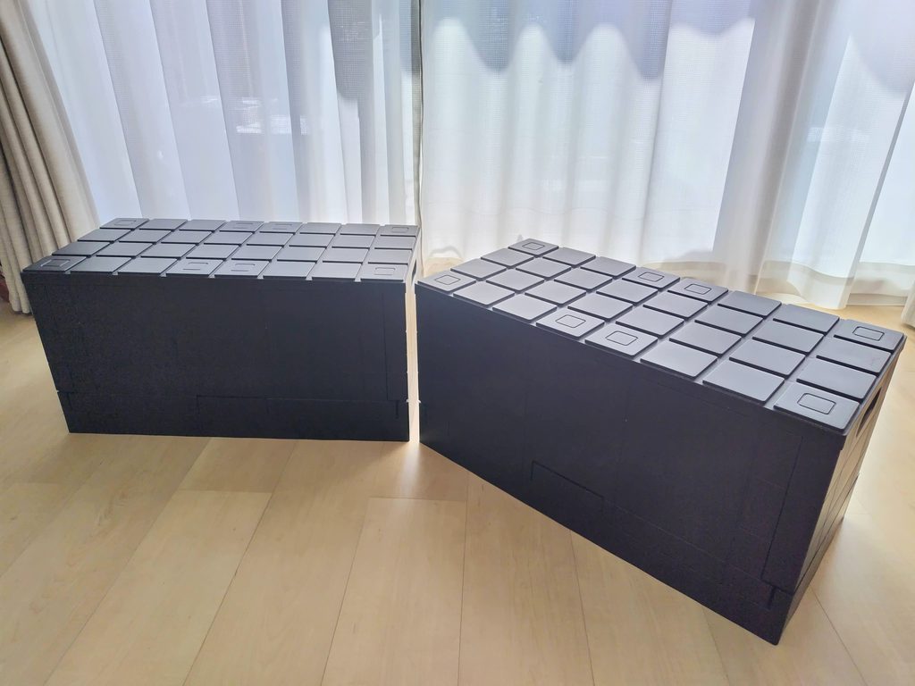 室内に置かれた2つの黒いグリッドコンテナー