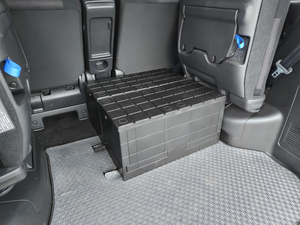 車の荷室に並べて積まれたグリッドコンテナー