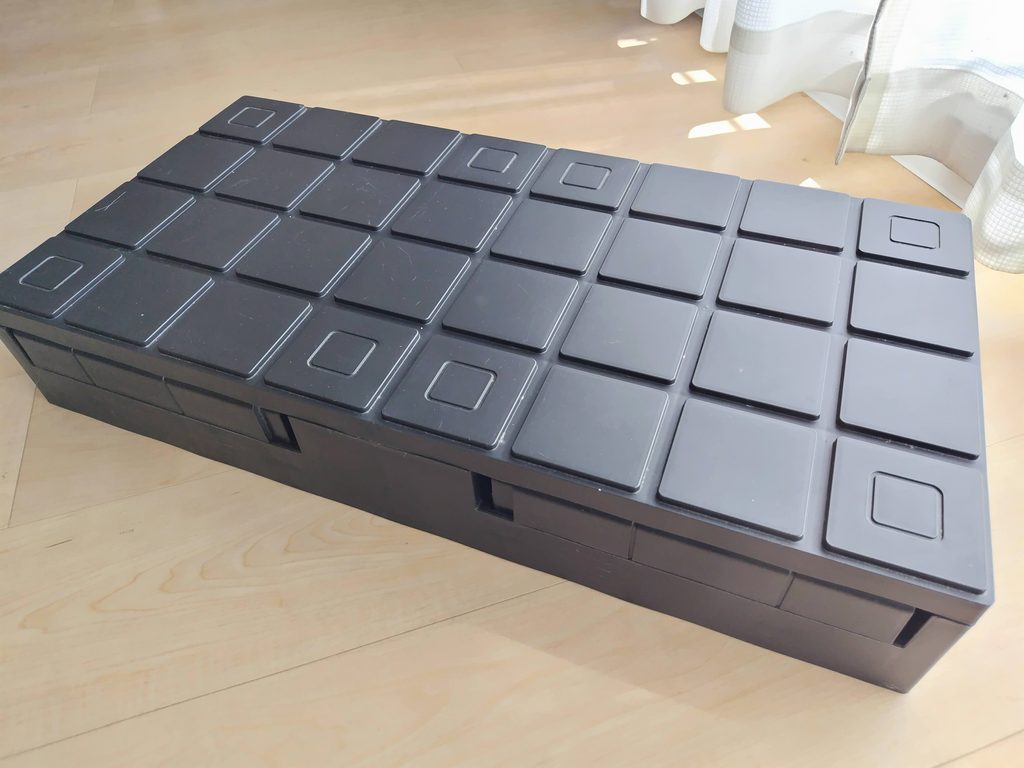 折りたたんだ状態の黒いグリッドコンテナー